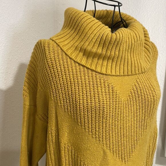 Banana Republic Golden Yellow Turtleneck Dolphin-hem Sweater size M - Picture 3 of 8